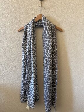NWT Collection Eighteen Animal Print Gray + White Scarf